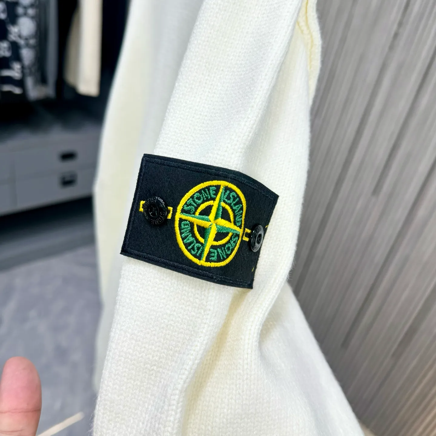 🅿️310 Stone Island 25FW crew neck sweater is made of top-grade cashmere yarn. The new autumn and winter Oblique jacquard knitted cashmere sweater adopts a double-sided wearable design and is made of high-quality cashmere material. After fine weaving process, it presents a soft and comfortable touch and excellent thermal performance. The iconic Oblique jacquard pattern is perfectly presented through precision knitting technology. It can be worn on both sides, showing different style charms. The round neck design is simple and elegant, suitable for various matching occasions. Exquisite knitting technology ensures that the clothes are not easily deformed and remain crisp and long-lasting. The double-sided design concept reflects LV's perfect balance of practicality and fashion. Each sweater undergoes strict quality inspection to ensure that the quality meets the brand's consistently high standards. This knitted item combines warmth and style, making it an exquisite addition to your autumn and winter wardrobe. Size:S/M/L/XL